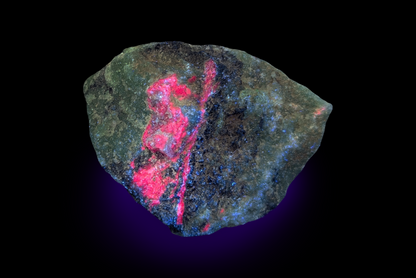 2.5" Fluorescent 122g Ruby Zoisite (Anyolite)